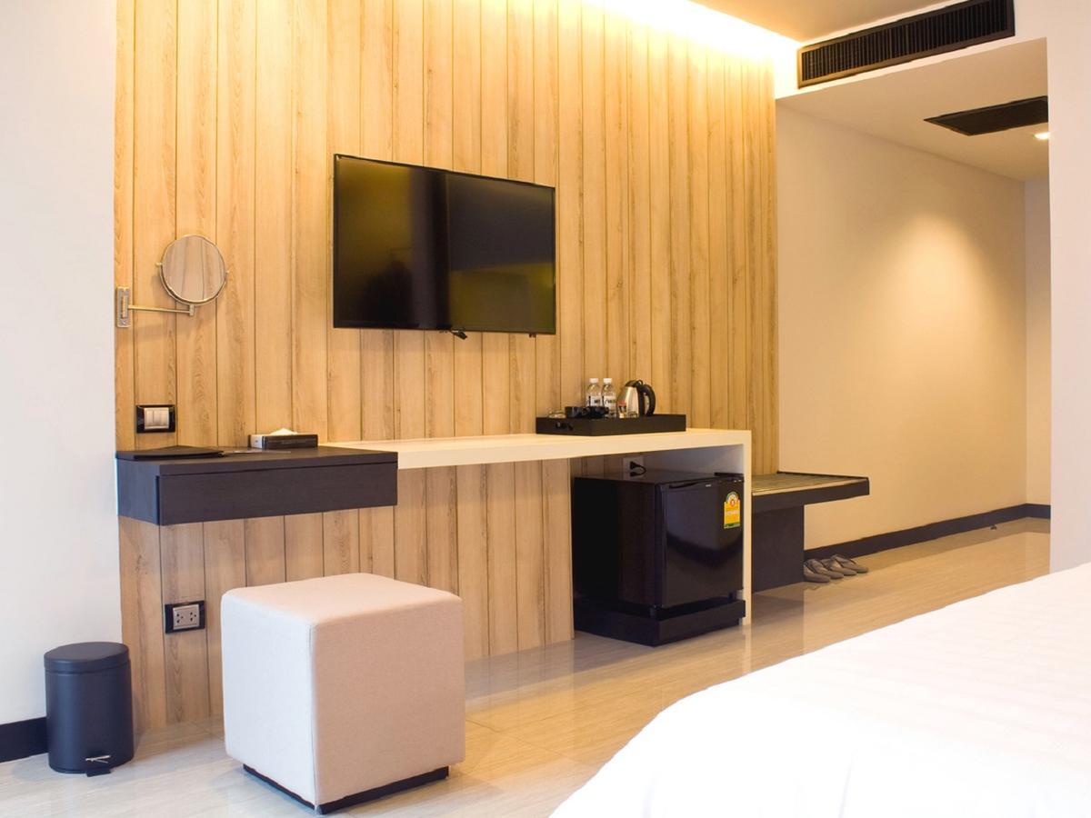 Tsix5 Phenomenal Hotel Pattaya Buitenkant foto