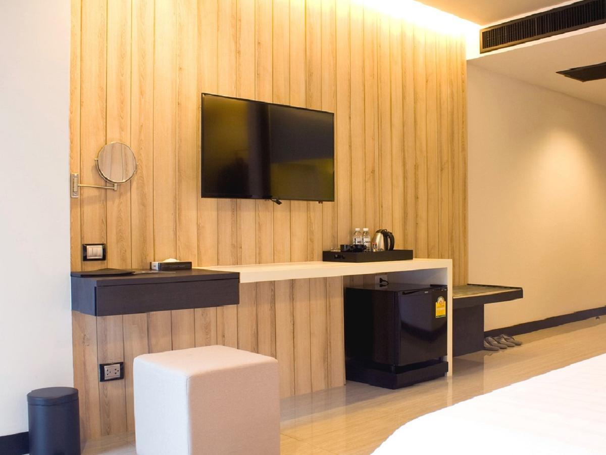 Tsix5 Phenomenal Hotel Pattaya Buitenkant foto