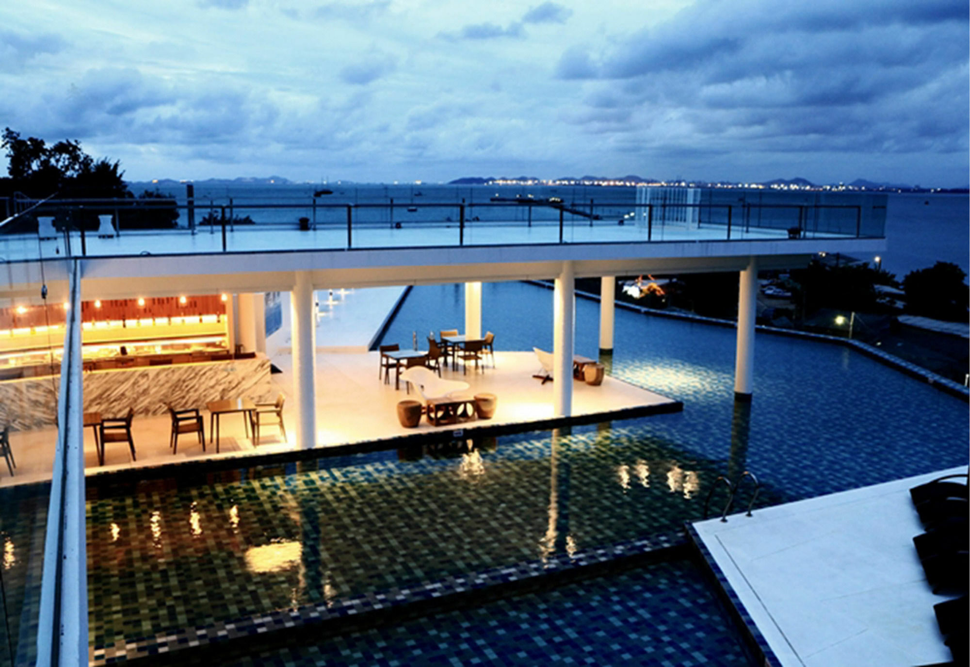Tsix5 Phenomenal Hotel Pattaya Buitenkant foto